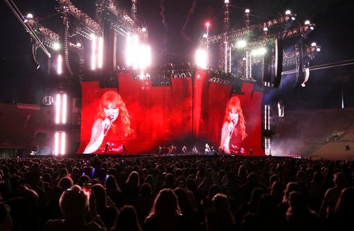 Taylor Swift — May 18 - Pasadena, California — photo 82