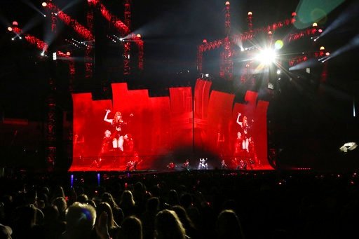 Taylor Swift — May 18 - Pasadena, California — photo 83