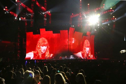 Taylor Swift — May 18 - Pasadena, California — photo 84