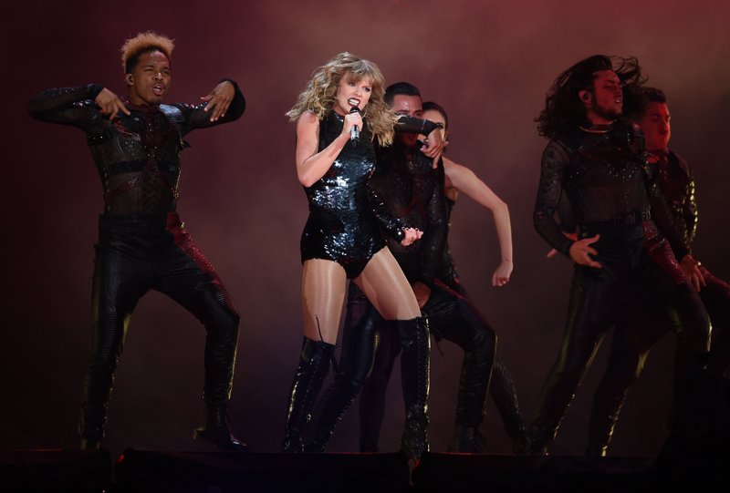 Taylor Swift — May 18 - Pasadena, California — photo 102