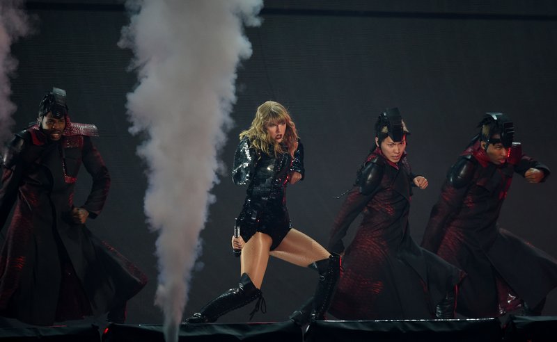 Taylor Swift — May 18 - Pasadena, California — photo 107