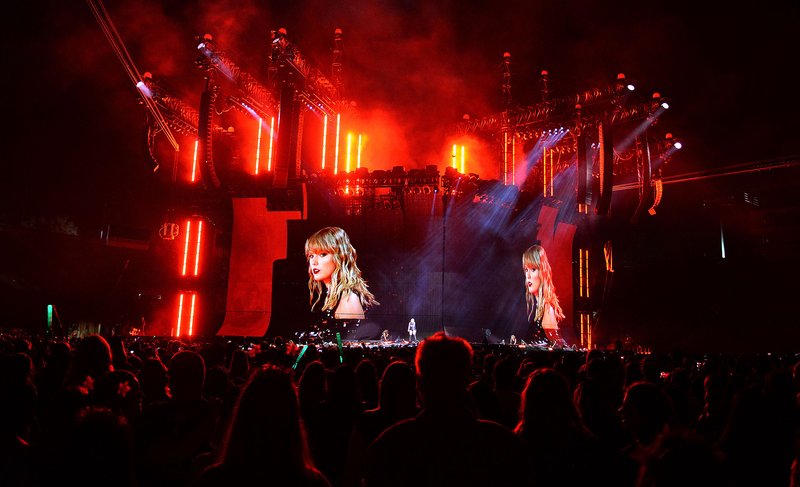 Taylor Swift — May 18 - Pasadena, California — photo 108