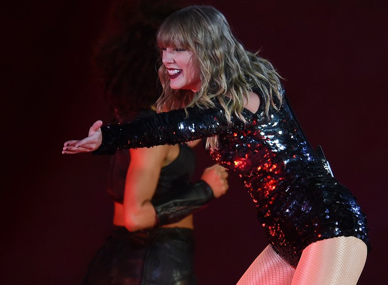 Taylor Swift — May 18 - Pasadena, California — photo 109