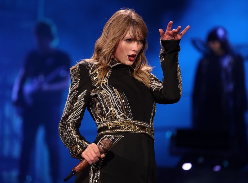 Taylor Swift — May 19 - Pasadena, California — photo 9