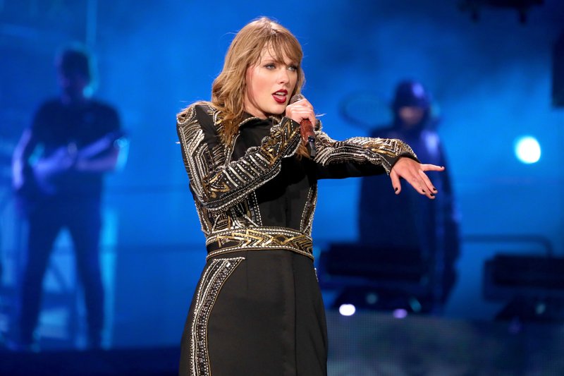 Taylor Swift — May 19 - Pasadena, California — photo 14