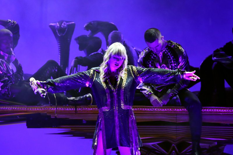 Taylor Swift — May 19 - Pasadena, California — photo 17