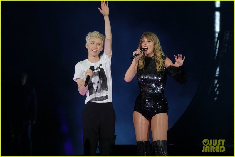 Taylor Swift — May 19 - Pasadena, California — photo 44