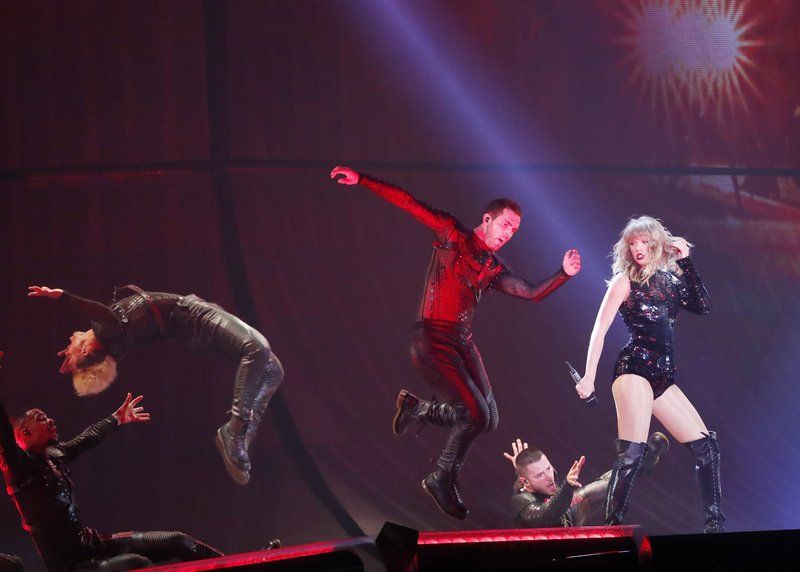 Taylor Swift — May 8 - Glendale, Arizona — photo 37