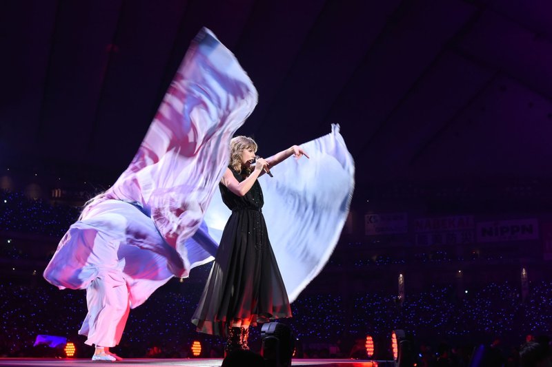 Taylor Swift — November 20 - Tokyo, Japan — photo 21