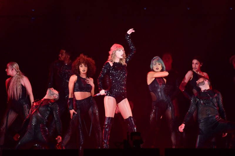 Taylor Swift — November 21 - Tokyo, Japan — photo 2