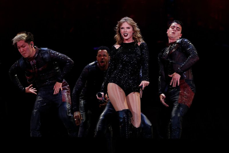 Taylor Swift — November 6 - Brisbane, Australia — photo 2