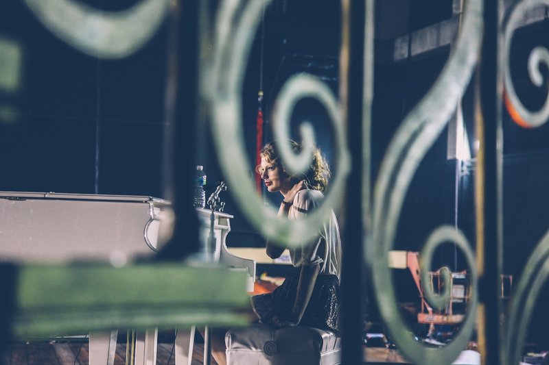Taylor Swift — Behind the Scenes — photo 12