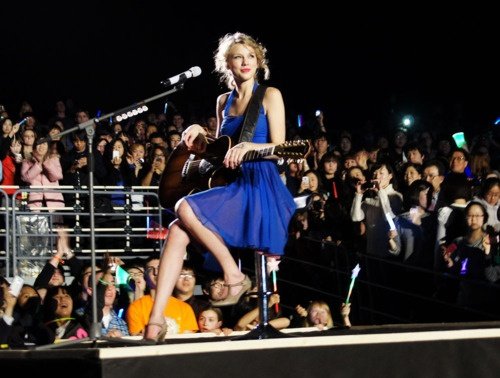 Taylor Swift — February 11 - Seoul, South Korea — photo 2