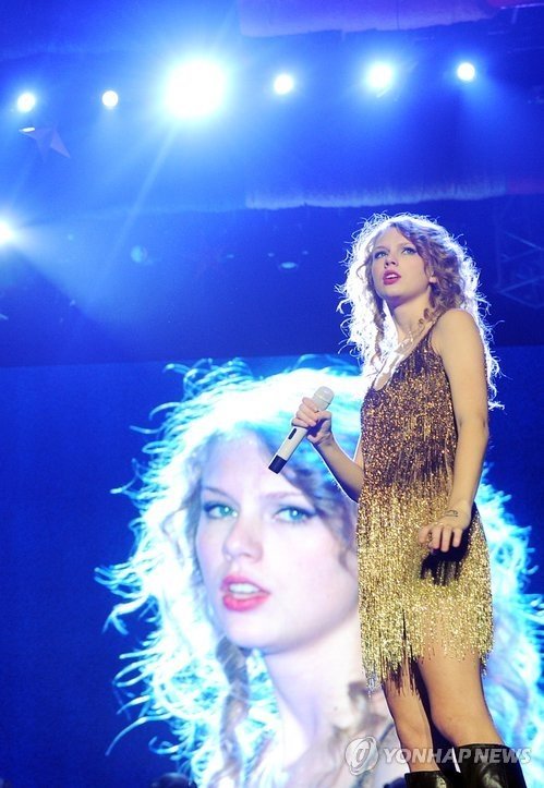 Taylor Swift — February 11 - Seoul, South Korea — photo 6