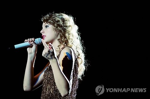 Taylor Swift — February 11 - Seoul, South Korea — photo 8