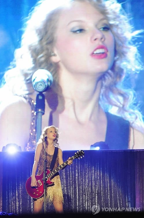 Taylor Swift — February 11 - Seoul, South Korea — photo 9