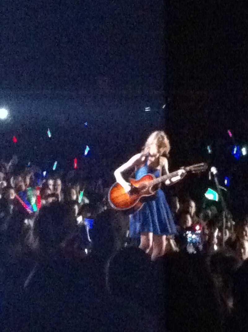 Taylor Swift — February 11 - Seoul, South Korea — photo 11