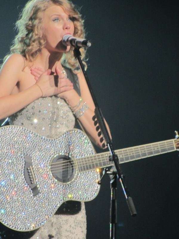 Taylor Swift — February 13 - Osaka, Japan — photo 6