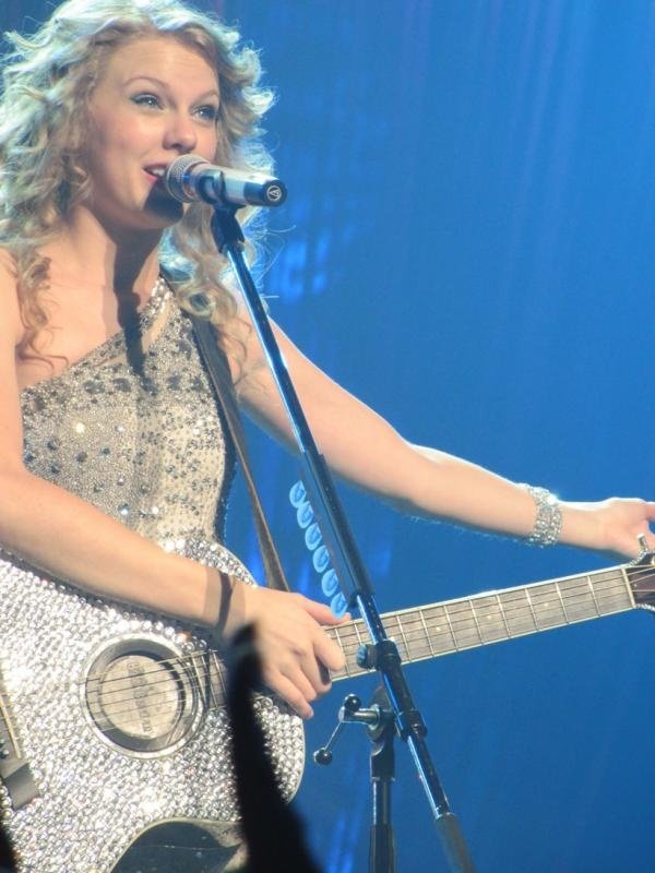 Taylor Swift — February 13 - Osaka, Japan — photo 7