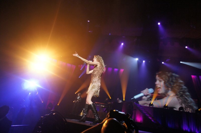 Taylor Swift — February 13 - Osaka, Japan — photo 8