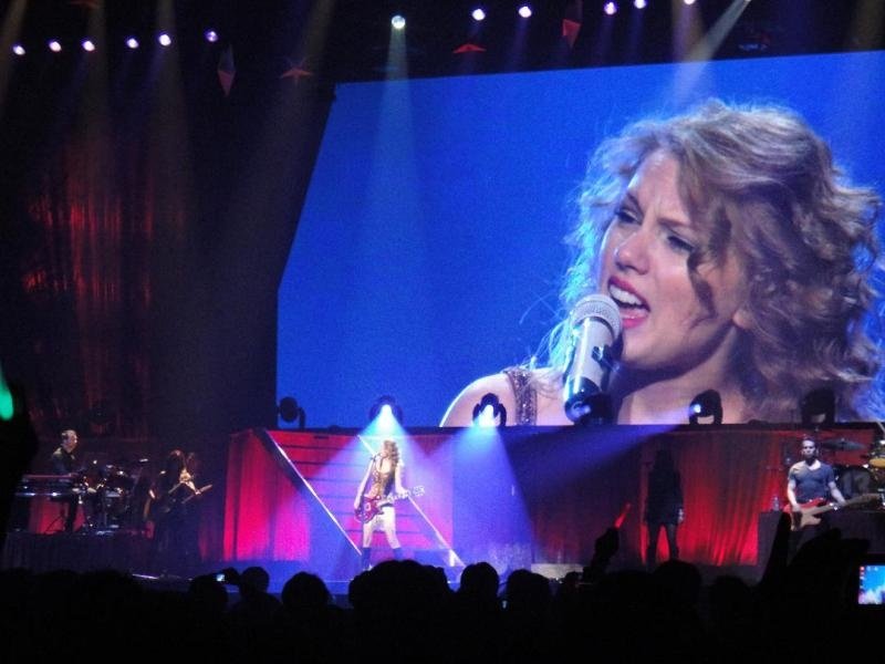 Taylor Swift — February 13 - Osaka, Japan — photo 12