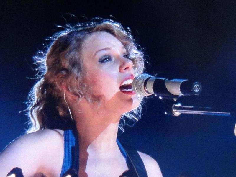 Taylor Swift — February 13 - Osaka, Japan — photo 13