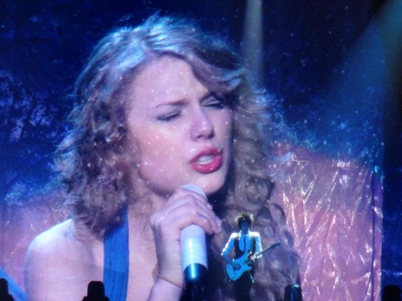 Taylor Swift — February 13 - Osaka, Japan — photo 14