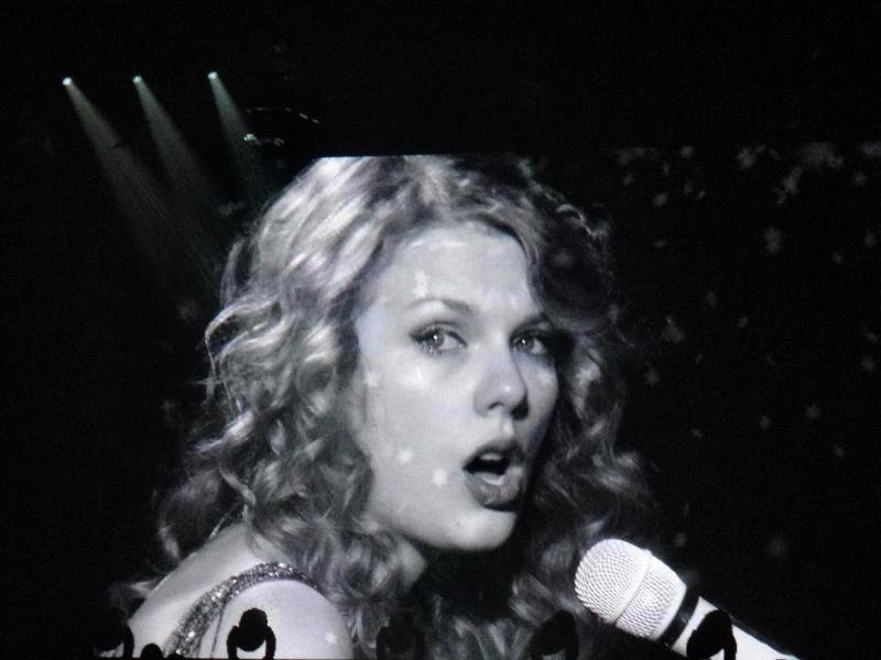 Taylor Swift — February 13 - Osaka, Japan — photo 15