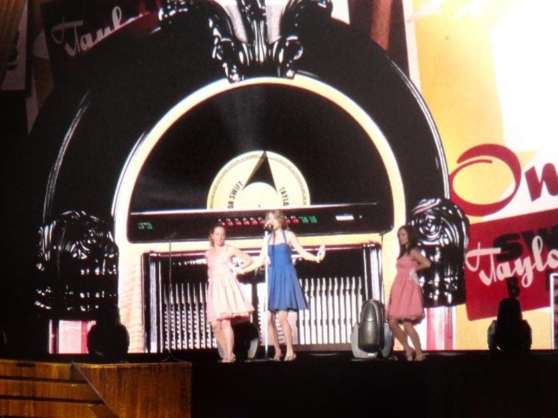 Taylor Swift — February 13 - Osaka, Japan — photo 16