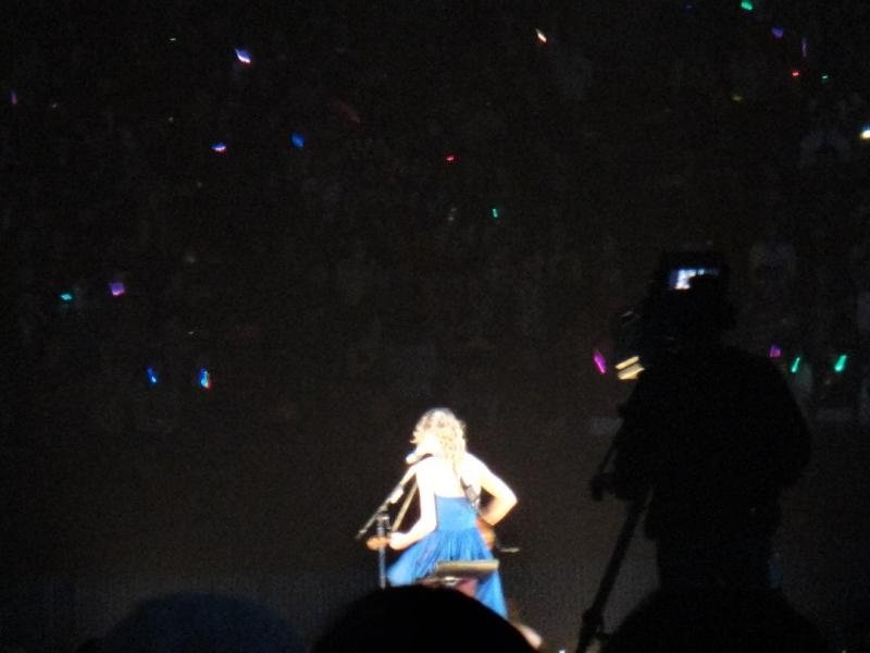 Taylor Swift — February 13 - Osaka, Japan — photo 17