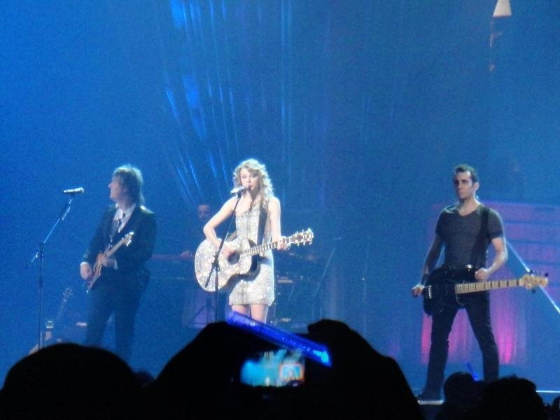 Taylor Swift — February 13 - Osaka, Japan — photo 22