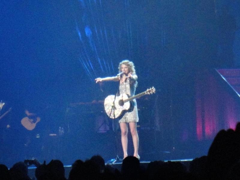 Taylor Swift — February 13 - Osaka, Japan — photo 23