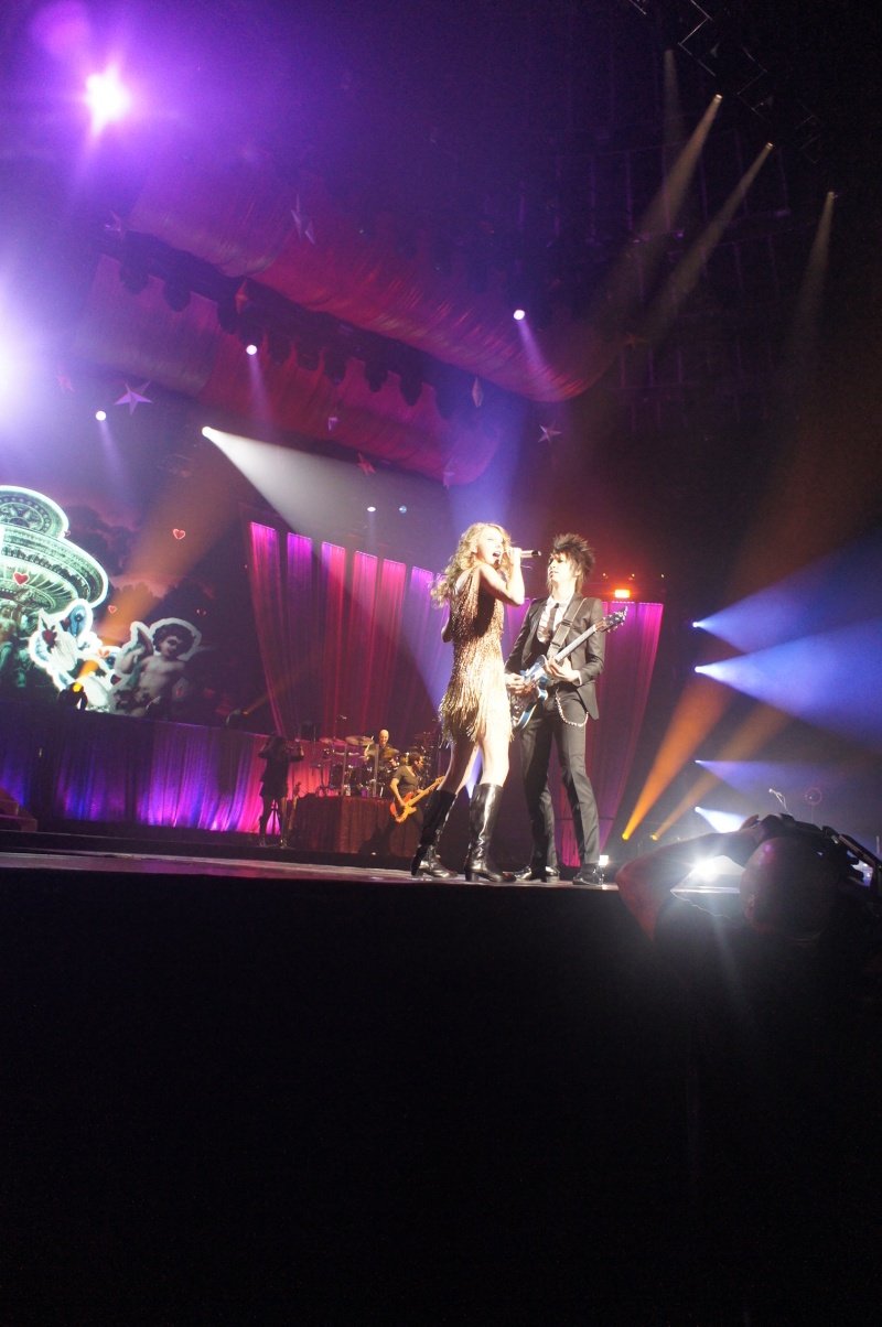 Taylor Swift — February 13 - Osaka, Japan — photo 24
