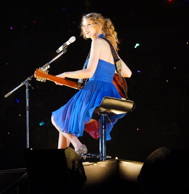 Taylor Swift — February 13 - Osaka, Japan — photo 28