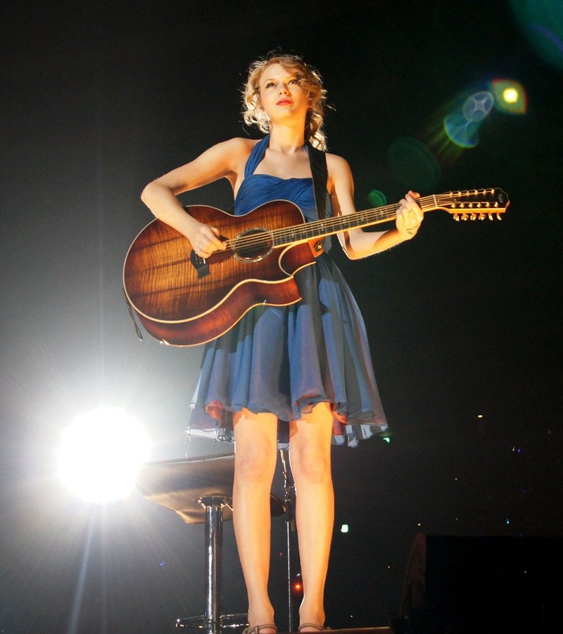 Taylor Swift — February 13 - Osaka, Japan — photo 29