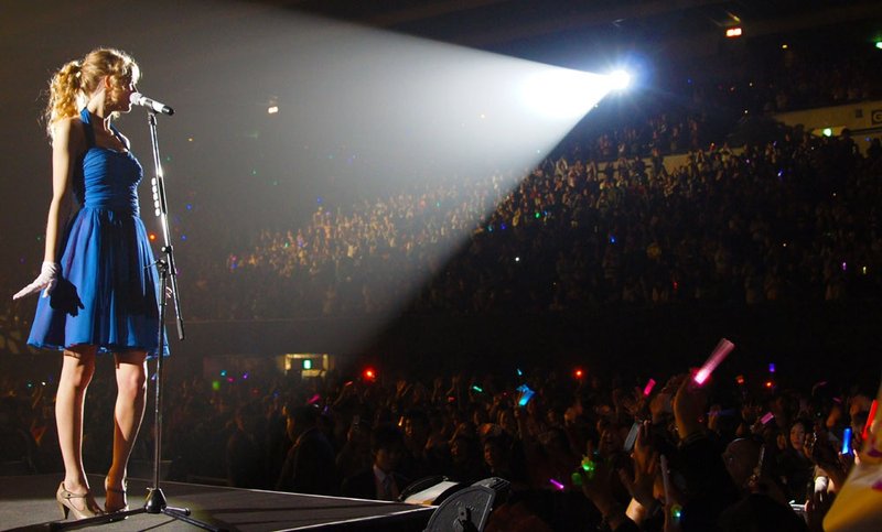 Taylor Swift — February 13 - Osaka, Japan — photo 31