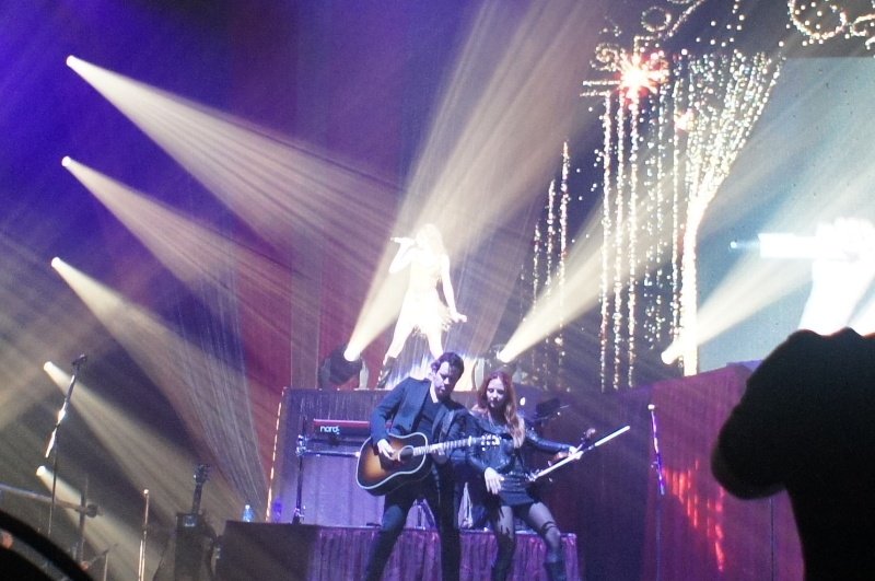 Taylor Swift — February 13 - Osaka, Japan — photo 34