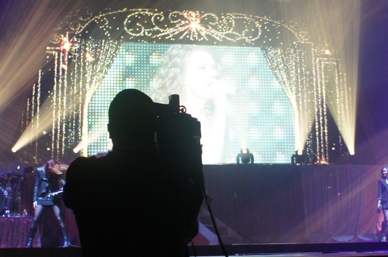 Taylor Swift — February 13 - Osaka, Japan — photo 35