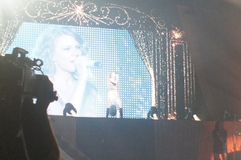 Taylor Swift — February 13 - Osaka, Japan — photo 36