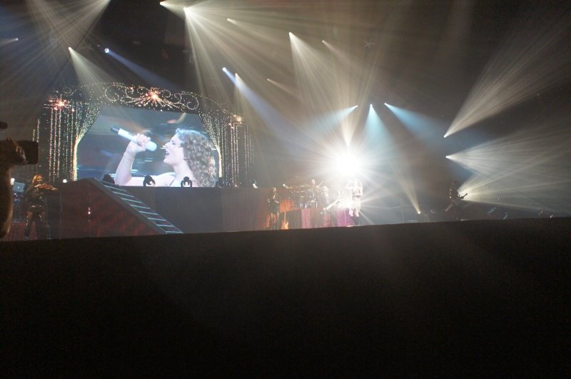 Taylor Swift — February 13 - Osaka, Japan — photo 37