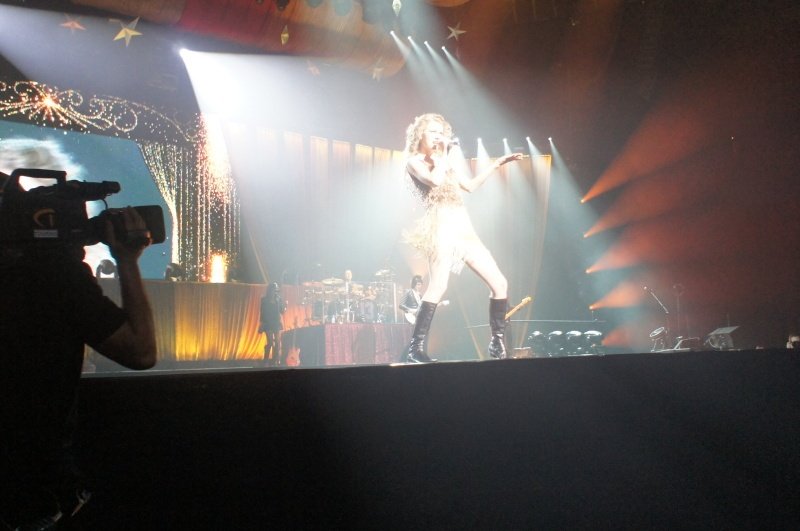 Taylor Swift — February 13 - Osaka, Japan — photo 38