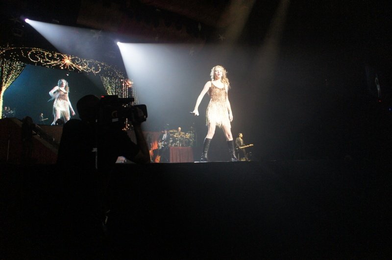 Taylor Swift — February 13 - Osaka, Japan — photo 40