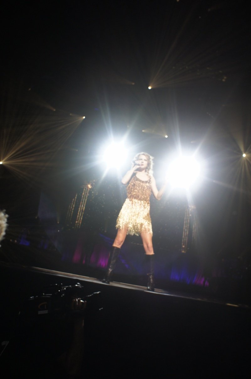 Taylor Swift — February 13 - Osaka, Japan — photo 43