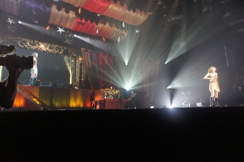 Taylor Swift — February 13 - Osaka, Japan — photo 44