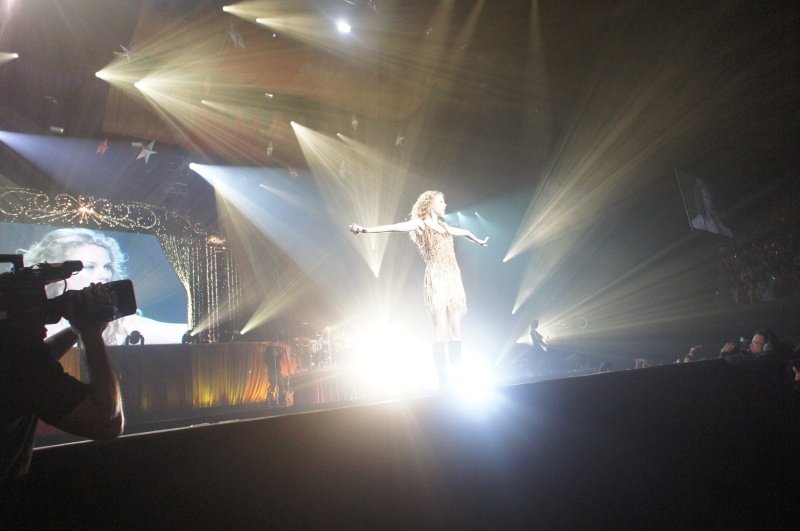 Taylor Swift — February 13 - Osaka, Japan — photo 48