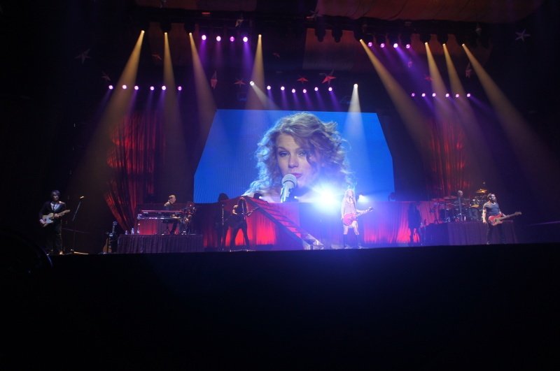 Taylor Swift — February 13 - Osaka, Japan — photo 52
