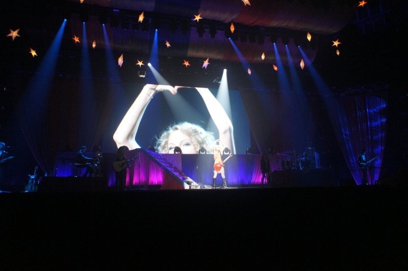 Taylor Swift — February 13 - Osaka, Japan — photo 53