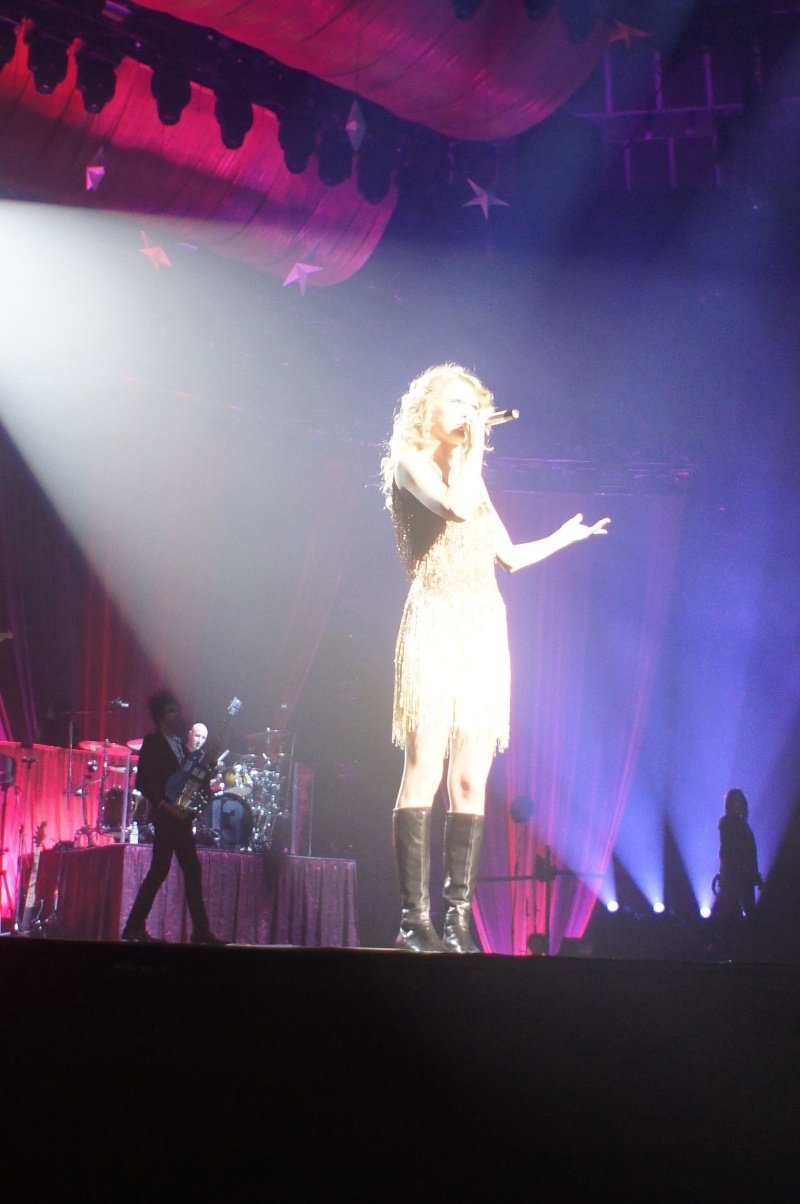 Taylor Swift — February 13 - Osaka, Japan — photo 54