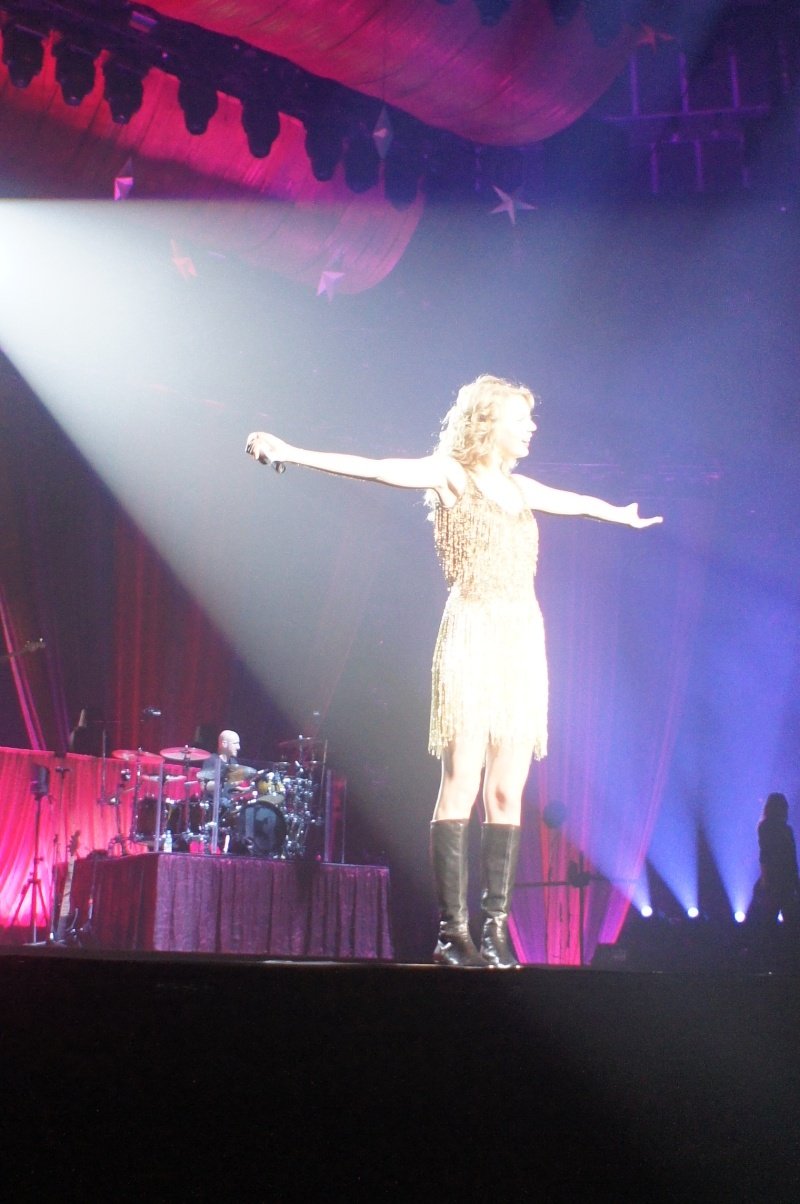 Taylor Swift — February 13 - Osaka, Japan — photo 55