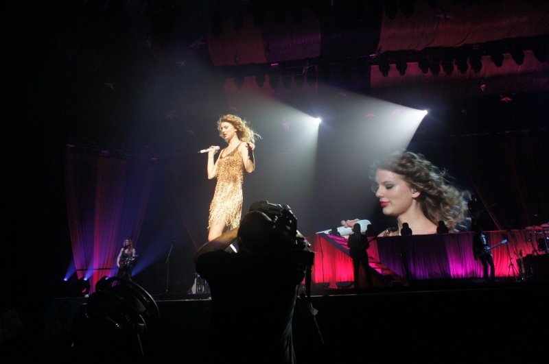 Taylor Swift — February 13 - Osaka, Japan — photo 56